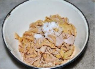 南昌人爱吃的酸豆角炒鸭肠步骤2