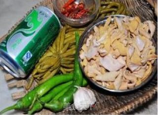 南昌人爱吃的酸豆角炒鸭肠步骤1