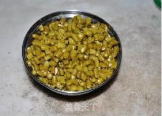 南昌人爱吃的酸豆角炒鸭肠步骤4