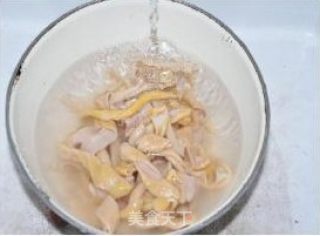 南昌人爱吃的酸豆角炒鸭肠步骤3