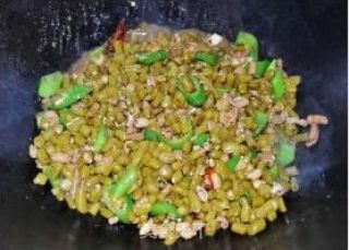 南昌人爱吃的酸豆角炒鸭肠步骤12