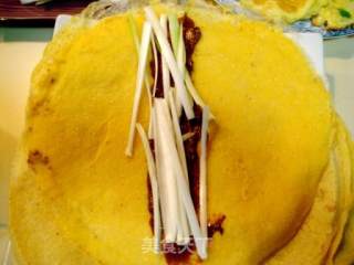 山东特色农家饭“煎饼卷大葱”步骤9