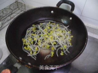 酸辣豆芽扯面-----------适合夏天的开胃面步骤6 酸辣豆芽扯面-----------适合夏天的开胃面步骤6