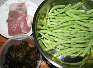 【面食之都的美食~正宗山西面食】豆角焖面步骤1