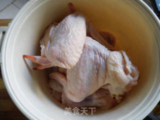 台湾名菜之一————————【 三杯蘑菇鸡翅】步骤1 台湾名菜之一————————【 三杯蘑菇鸡翅】步骤1