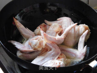 台湾名菜之一————————【 三杯蘑菇鸡翅】步骤3 台湾名菜之一————————【 三杯蘑菇鸡翅】步骤3