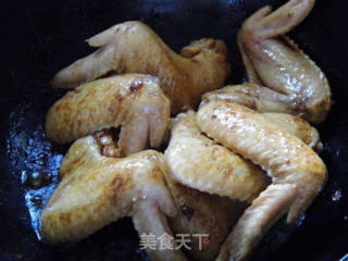 台湾名菜之一————————【 三杯蘑菇鸡翅】步骤4 台湾名菜之一————————【 三杯蘑菇鸡翅】步骤4