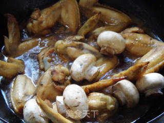 台湾名菜之一————————【 三杯蘑菇鸡翅】步骤7 台湾名菜之一————————【 三杯蘑菇鸡翅】步骤7