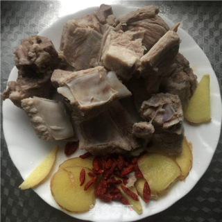 腌笃鲜遇到鸡头米步骤1