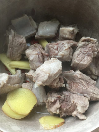 腌笃鲜遇到鸡头米步骤3