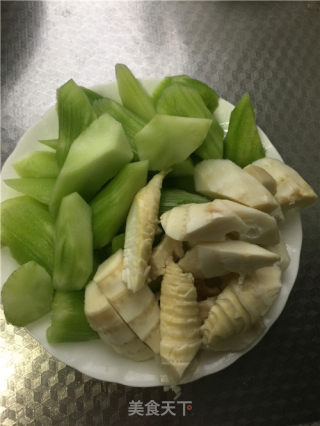 腌笃鲜遇到鸡头米步骤4