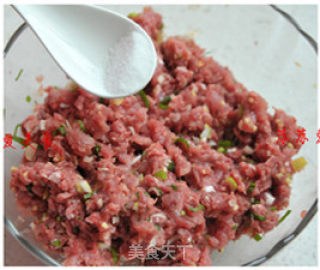 详解最好吃的外焦里嫩牛肉锅贴步骤4