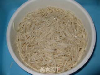 浙江小吃冬菇炒面步骤2