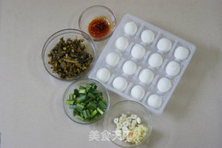 独具风味的云南特色菜——腌菜炒汤圆步骤1