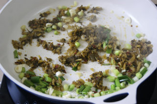 独具风味的云南特色菜——腌菜炒汤圆步骤5