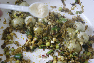 独具风味的云南特色菜——腌菜炒汤圆步骤8