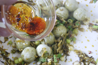 独具风味的云南特色菜——腌菜炒汤圆步骤7