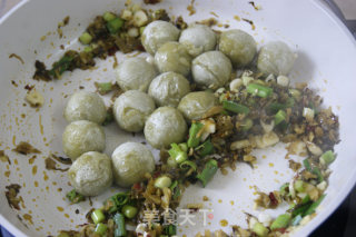 独具风味的云南特色菜——腌菜炒汤圆步骤6