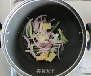 虾汤米线步骤4