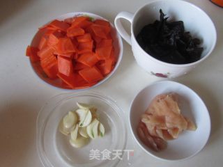 红萝卜木耳炒鸡片步骤1 红萝卜木耳炒鸡片步骤1