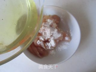红萝卜木耳炒鸡片步骤2 红萝卜木耳炒鸡片步骤2