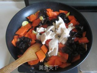 红萝卜木耳炒鸡片步骤8 红萝卜木耳炒鸡片步骤8