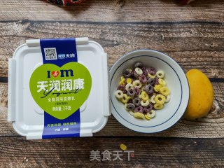 芒果麦圈酸奶杯步骤1