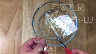 抹茶雪山奶冻，入口轻柔嫩滑，浓郁抹茶香味，清爽不腻而又美味。步骤1