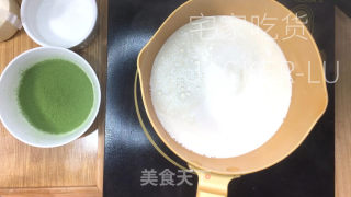 抹茶雪山奶冻，入口轻柔嫩滑，浓郁抹茶香味，清爽不腻而又美味。步骤2