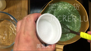 抹茶雪山奶冻，入口轻柔嫩滑，浓郁抹茶香味，清爽不腻而又美味。步骤6