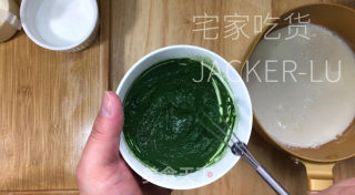 抹茶雪山奶冻，入口轻柔嫩滑，浓郁抹茶香味，清爽不腻而又美味。步骤4