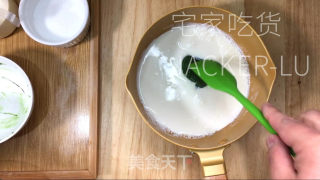 抹茶雪山奶冻，入口轻柔嫩滑，浓郁抹茶香味，清爽不腻而又美味。步骤5