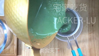 抹茶雪山奶冻，入口轻柔嫩滑，浓郁抹茶香味，清爽不腻而又美味。步骤8