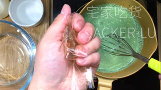 抹茶雪山奶冻，入口轻柔嫩滑，浓郁抹茶香味，清爽不腻而又美味。步骤7