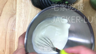 抹茶雪山奶冻，入口轻柔嫩滑，浓郁抹茶香味，清爽不腻而又美味。步骤12