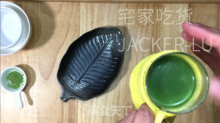 抹茶雪山奶冻，入口轻柔嫩滑，浓郁抹茶香味，清爽不腻而又美味。步骤10