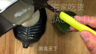 抹茶雪山奶冻，入口轻柔嫩滑，浓郁抹茶香味，清爽不腻而又美味。步骤13