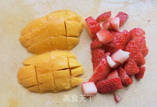 芒果草莓坚果酸奶杯步骤3