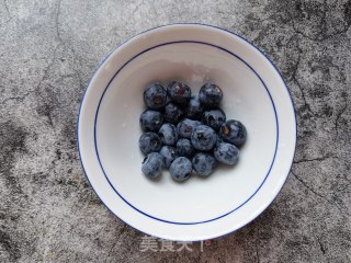蓝莓麦片酸奶杯步骤1