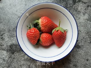 草莓坚果酸奶杯步骤2
