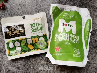 草莓坚果酸奶杯步骤1