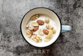 草莓坚果酸奶杯步骤5