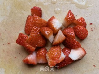 草莓坚果酸奶杯步骤3