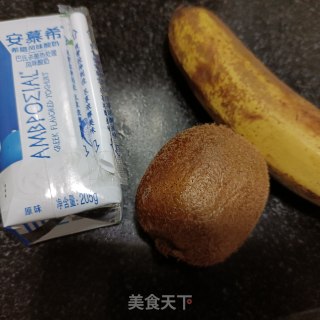 香蕉猕猴桃拌酸奶步骤1