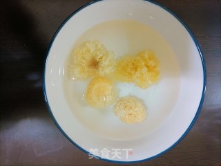 三色糙米炖银耳步骤1