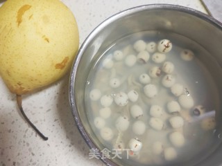 银耳雪梨莲子羹步骤1