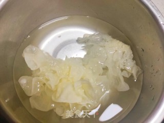 银耳雪梨莲子羹步骤2