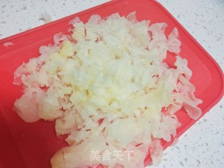 银耳雪梨莲子羹步骤3