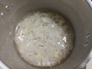 红枣紫薯银耳莲子羹步骤2
