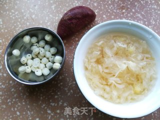 红枣紫薯银耳莲子羹步骤1